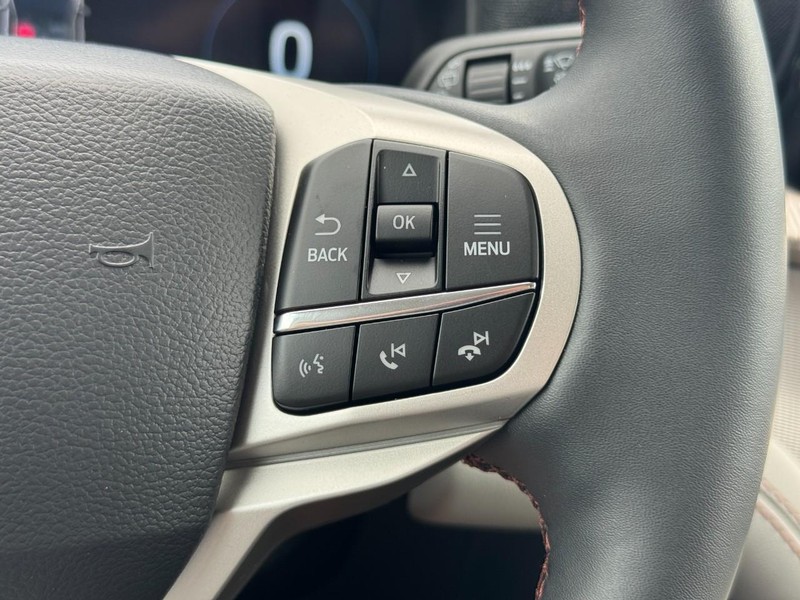 Ford Explorer Vehicle Full-screen Gallery Image 12
