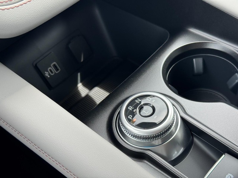 Ford Explorer Vehicle Full-screen Gallery Image 13