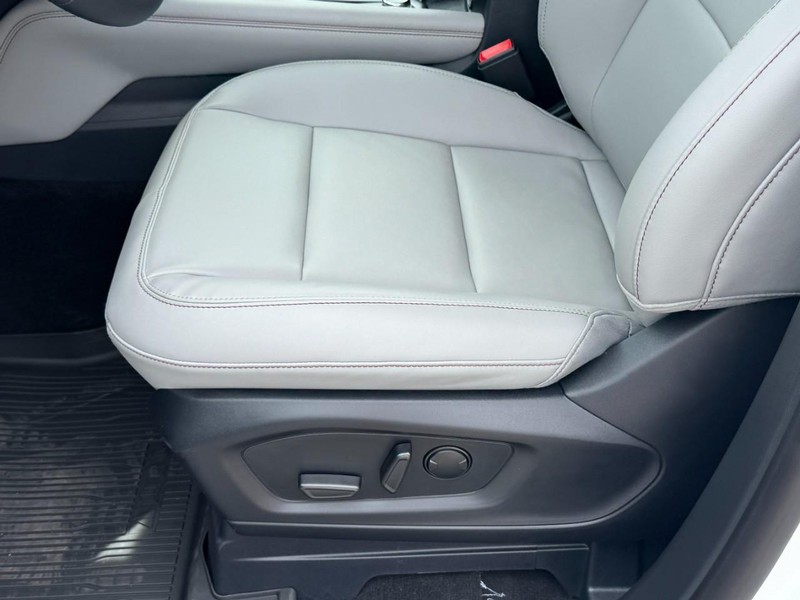 Ford Explorer Vehicle Full-screen Gallery Image 17