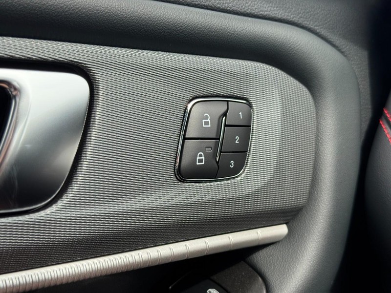 Ford Explorer Vehicle Image 11