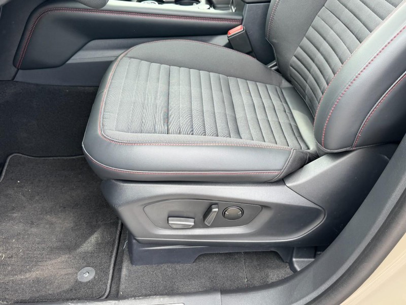 Ford Explorer Vehicle Image 18