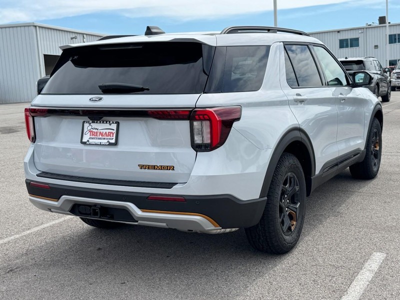 Ford Explorer Vehicle Full-screen Gallery Image 3