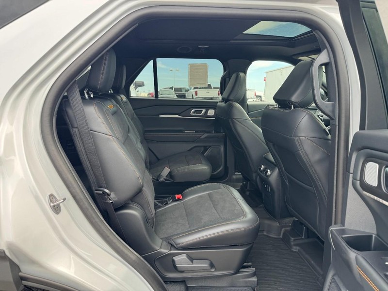 Ford Explorer Vehicle Full-screen Gallery Image 5