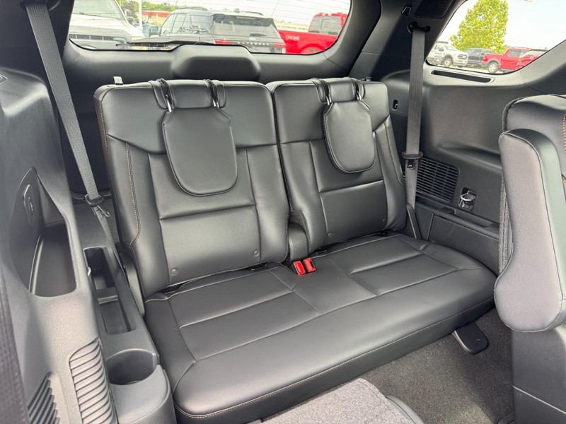 Ford Explorer Vehicle Full-screen Gallery Image 6