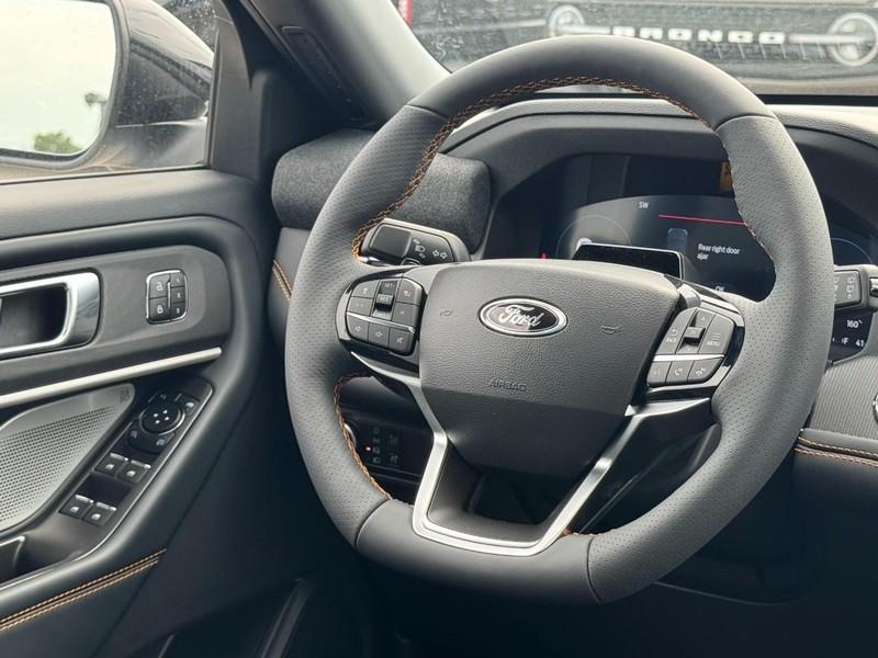 Ford Explorer Vehicle Full-screen Gallery Image 8