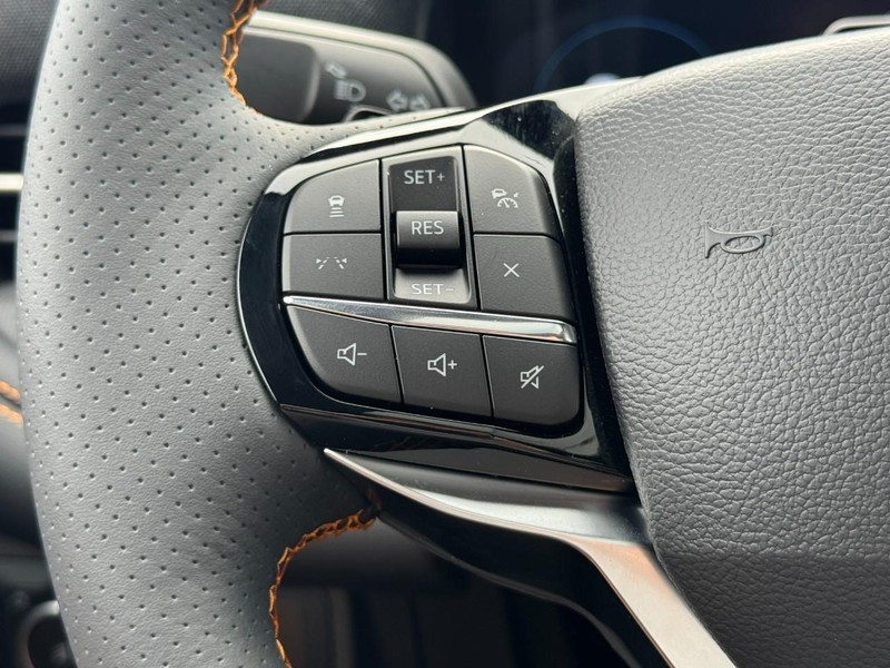 Ford Explorer Vehicle Full-screen Gallery Image 12