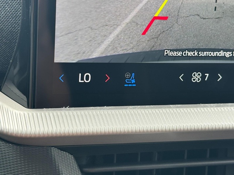Ford Explorer Vehicle Full-screen Gallery Image 15