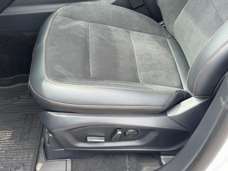 Ford Explorer Vehicle Full-screen Gallery Image 18