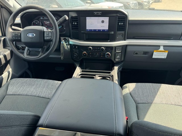 Ford Super Duty F-350 SRW Vehicle Image 06