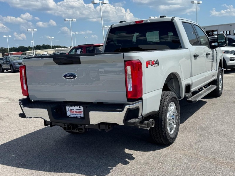 Ford Super Duty F-350 SRW Vehicle Full-screen Gallery Image 3