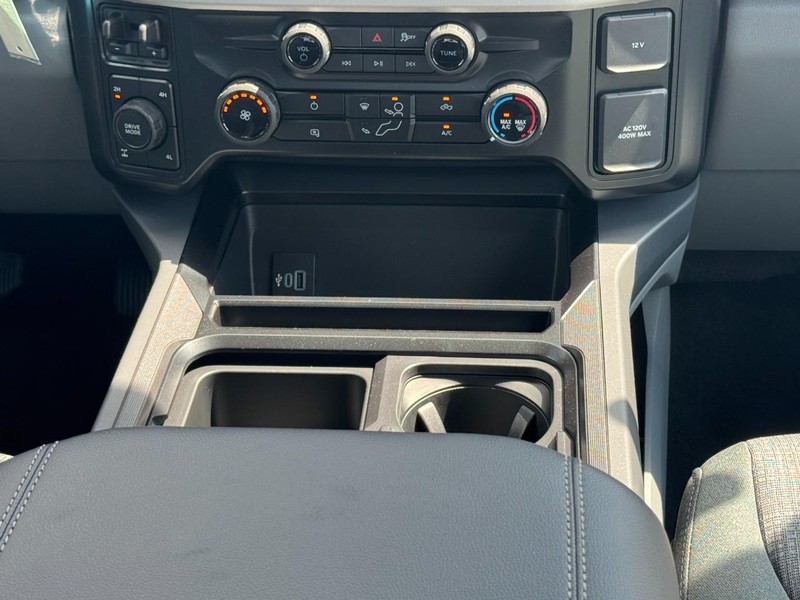 Ford Super Duty F-350 SRW Vehicle Full-screen Gallery Image 9