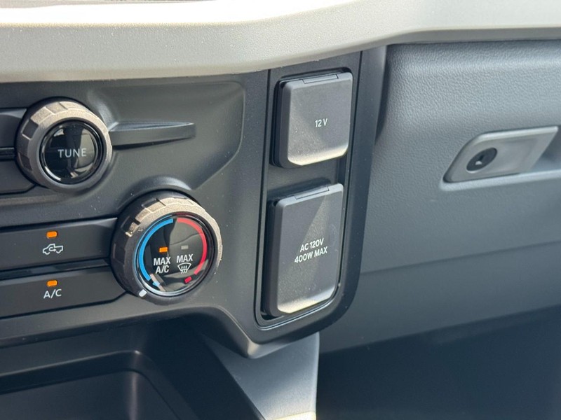 Ford Super Duty F-350 SRW Vehicle Full-screen Gallery Image 12