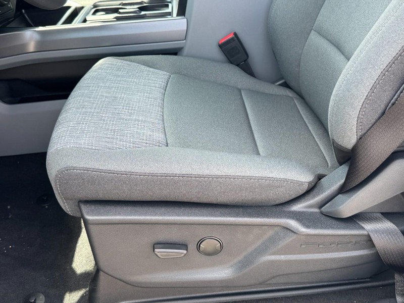Ford Super Duty F-350 SRW Vehicle Full-screen Gallery Image 15