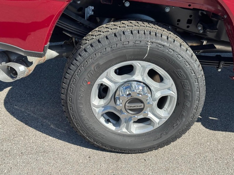 Ford Super Duty F-350 SRW Vehicle Full-screen Gallery Image 4