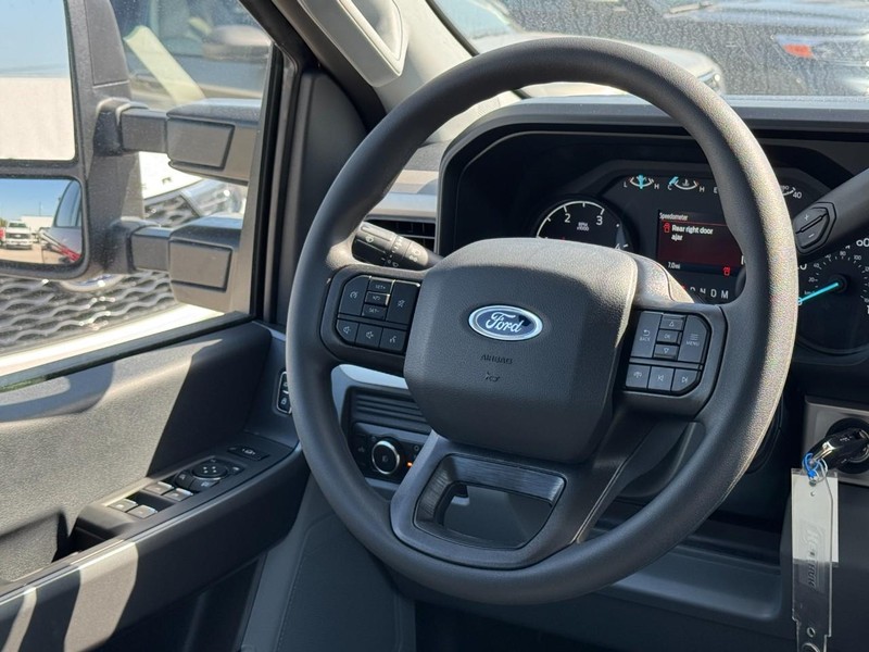 Ford Super Duty F-350 SRW Vehicle Full-screen Gallery Image 7