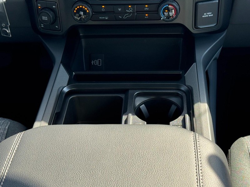 Ford Super Duty F-350 SRW Vehicle Full-screen Gallery Image 9