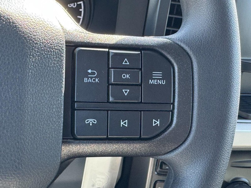 Ford Super Duty F-350 SRW Vehicle Full-screen Gallery Image 11