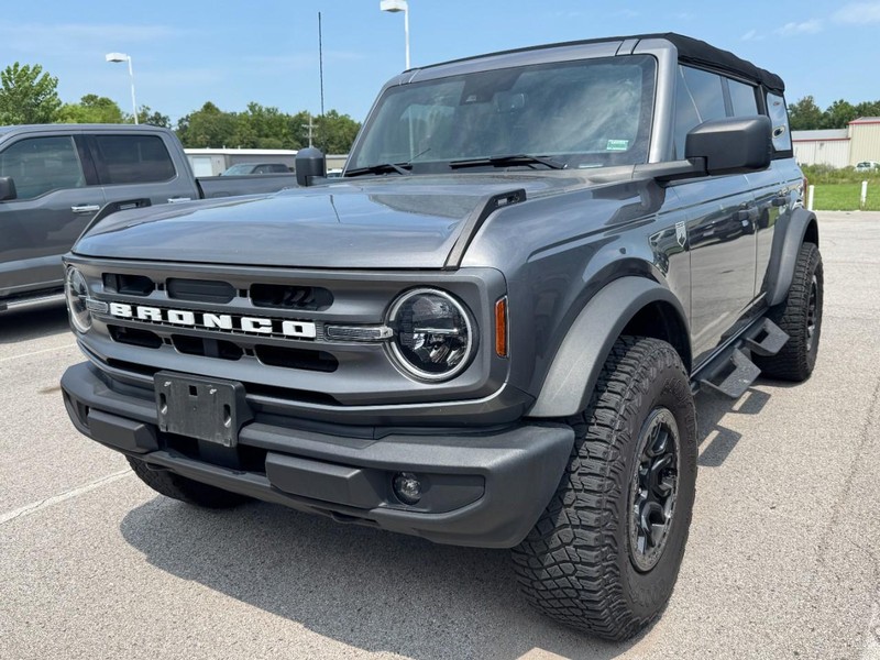 Ford Bronco Vehicle Full-screen Gallery Image 2