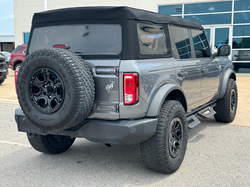 Ford Bronco Vehicle Full-screen Gallery Image 03