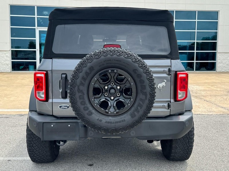 Ford Bronco Vehicle Full-screen Gallery Image 04