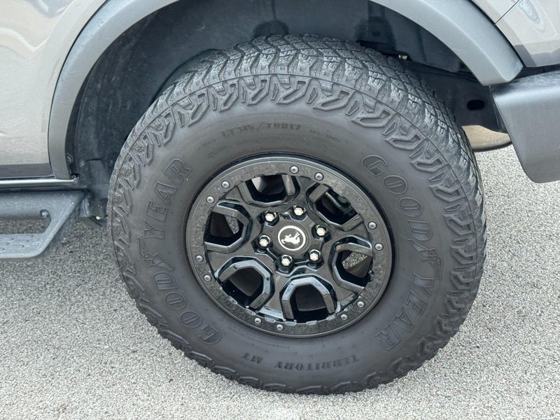 Ford Bronco Vehicle Full-screen Gallery Image 07