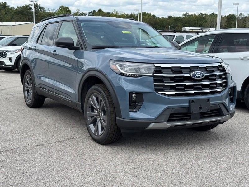 Ford Explorer Vehicle Full-screen Gallery Image 2
