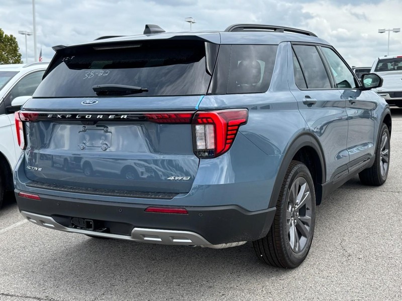 Ford Explorer Vehicle Full-screen Gallery Image 3