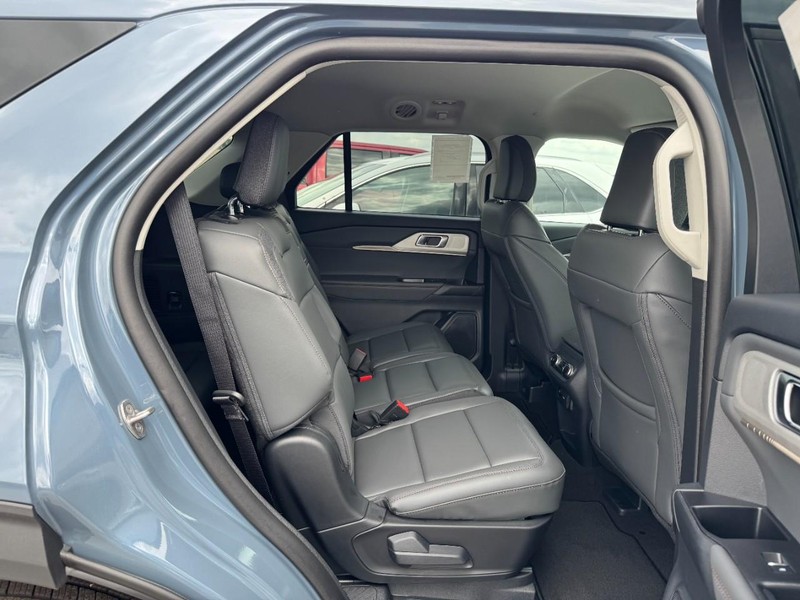 Ford Explorer Vehicle Full-screen Gallery Image 5
