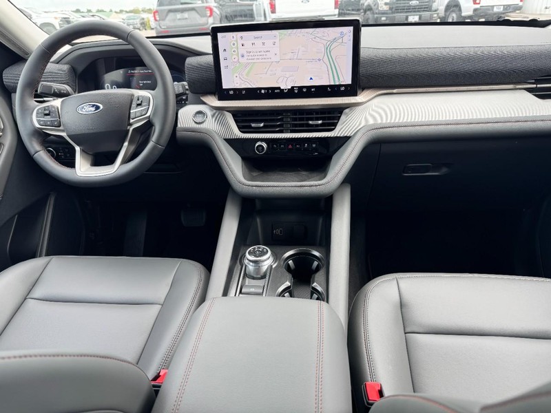 Ford Explorer Vehicle Full-screen Gallery Image 7