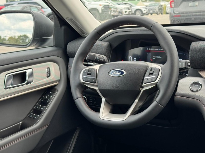 Ford Explorer Vehicle Full-screen Gallery Image 8