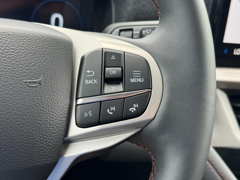 Ford Explorer Vehicle Full-screen Gallery Image 12