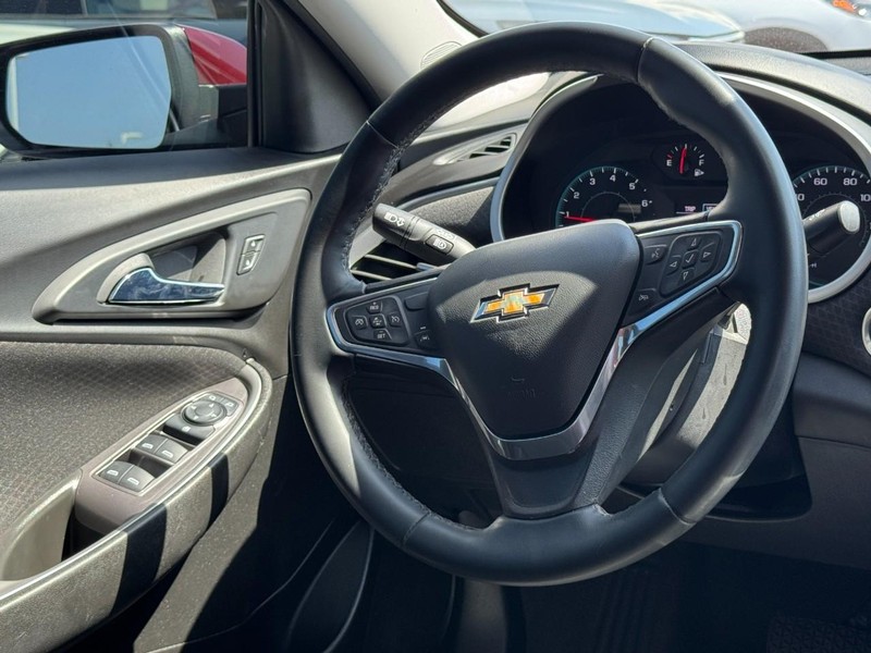Chevrolet Malibu Vehicle Full-screen Gallery Image 12