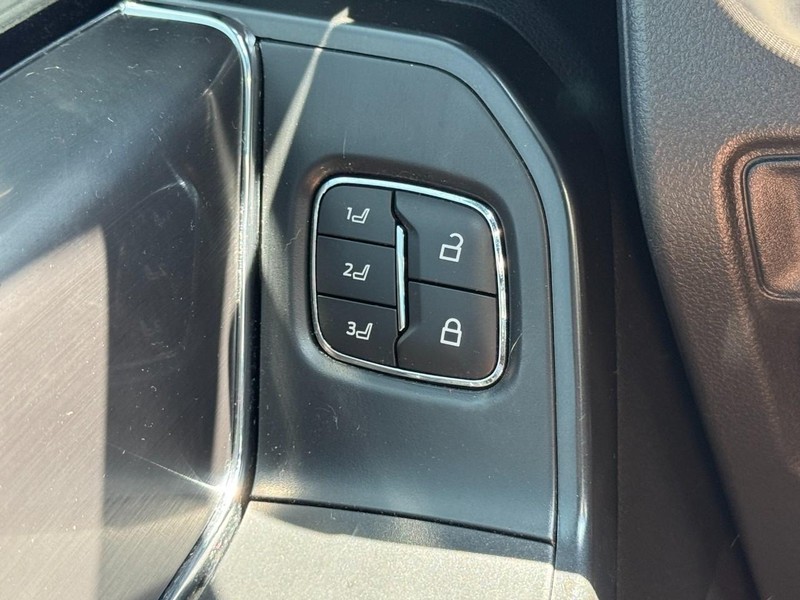Ford F-150 Vehicle Full-screen Gallery Image 16