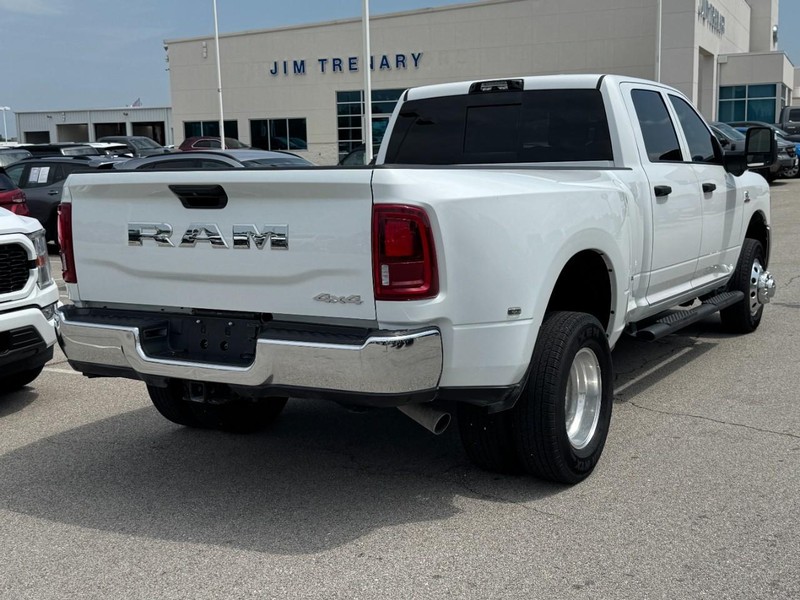 Ram 3500 Vehicle Full-screen Gallery Image 3