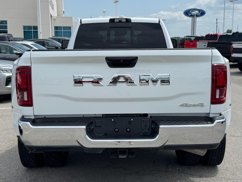 Ram 3500 Vehicle Full-screen Gallery Image 4