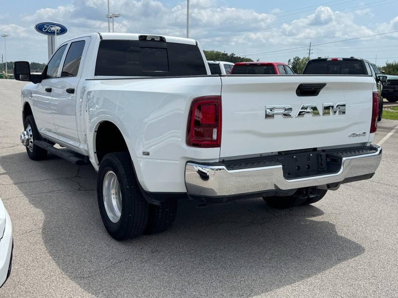 Ram 3500 Vehicle Full-screen Gallery Image 6