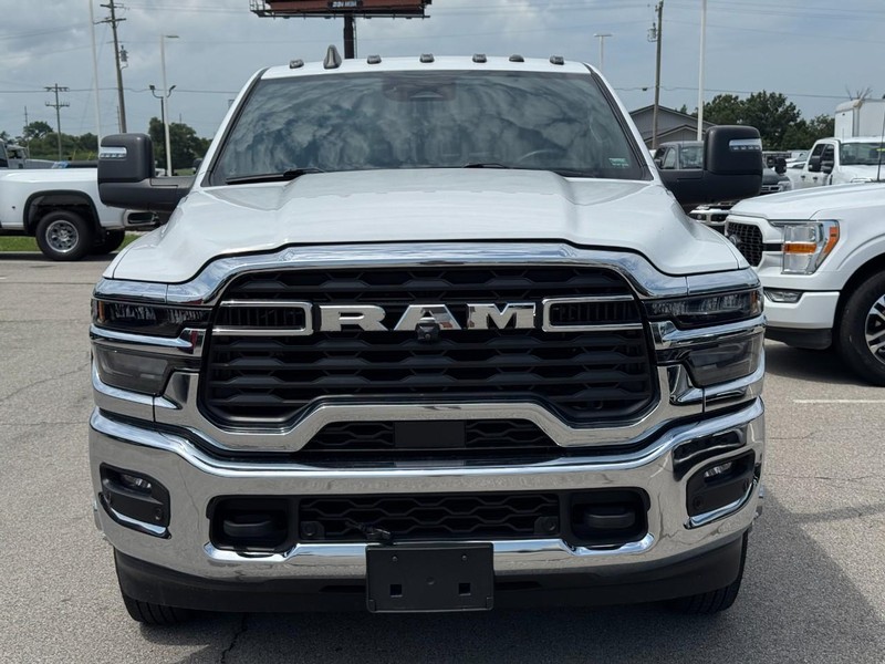 Ram 3500 Vehicle Full-screen Gallery Image 9