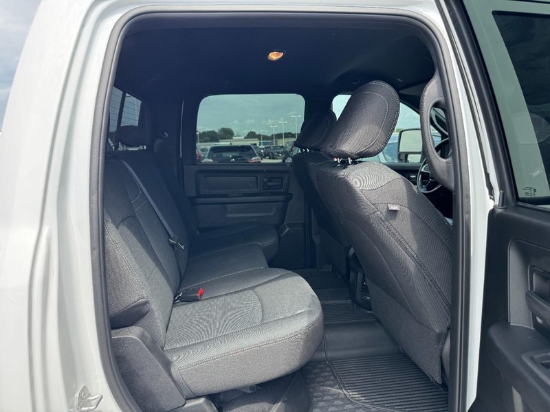 Ram 3500 Vehicle Full-screen Gallery Image 10