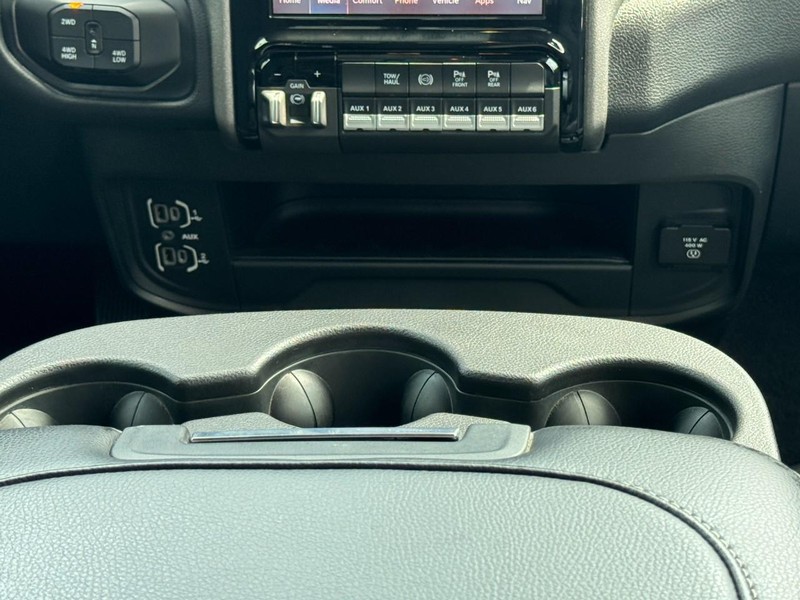 Ram 3500 Vehicle Full-screen Gallery Image 14