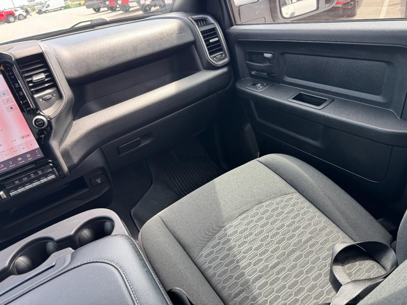 Ram 3500 Vehicle Full-screen Gallery Image 15