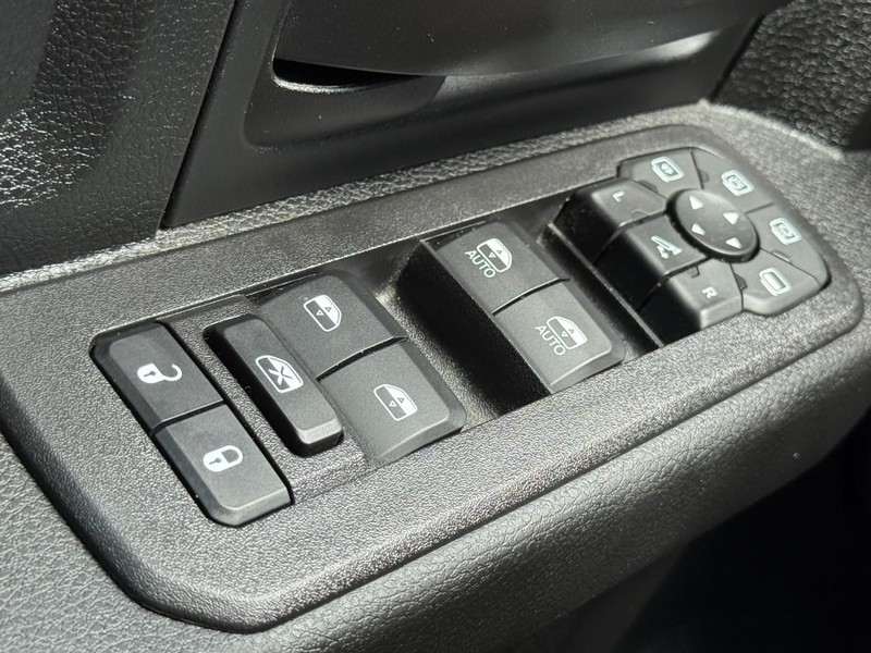 Ram 3500 Vehicle Full-screen Gallery Image 21