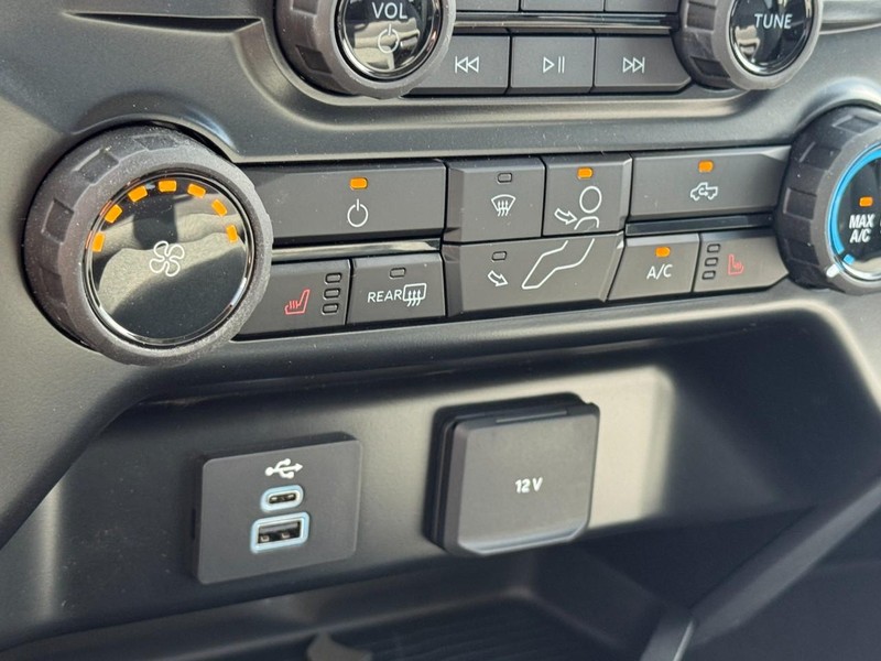Ford Super Duty F-250 SRW Vehicle Image 12