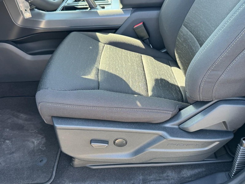 Ford F-150 Vehicle Full-screen Gallery Image 15