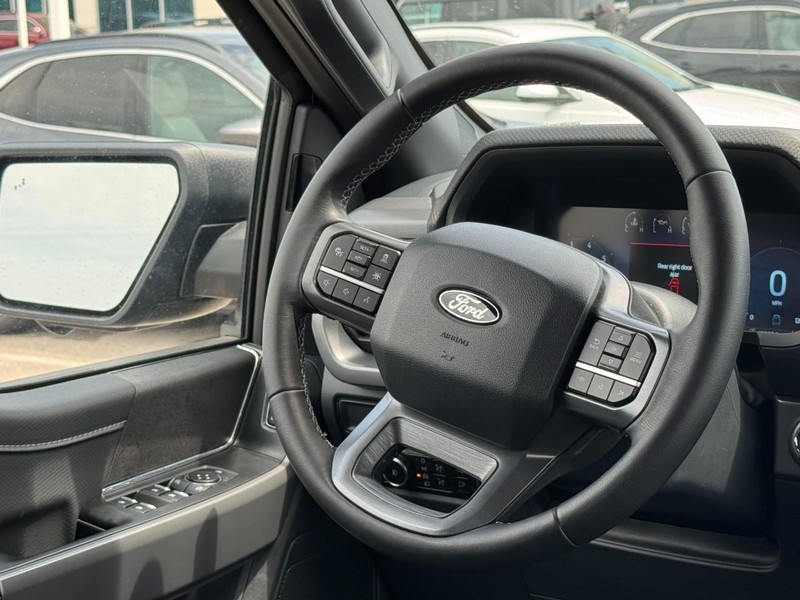 Ford F-150 Vehicle Full-screen Gallery Image 12