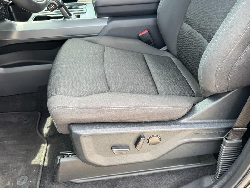 Ford F-150 Vehicle Full-screen Gallery Image 23