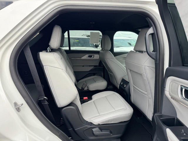 Ford Explorer Vehicle Image 05