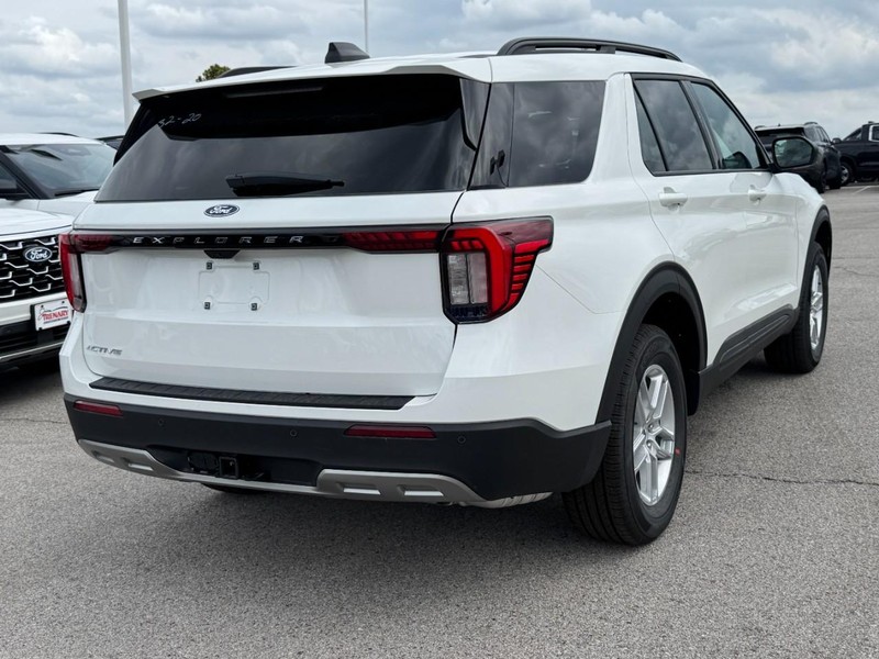 Ford Explorer Vehicle Full-screen Gallery Image 3