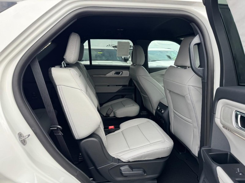 Ford Explorer Vehicle Full-screen Gallery Image 5