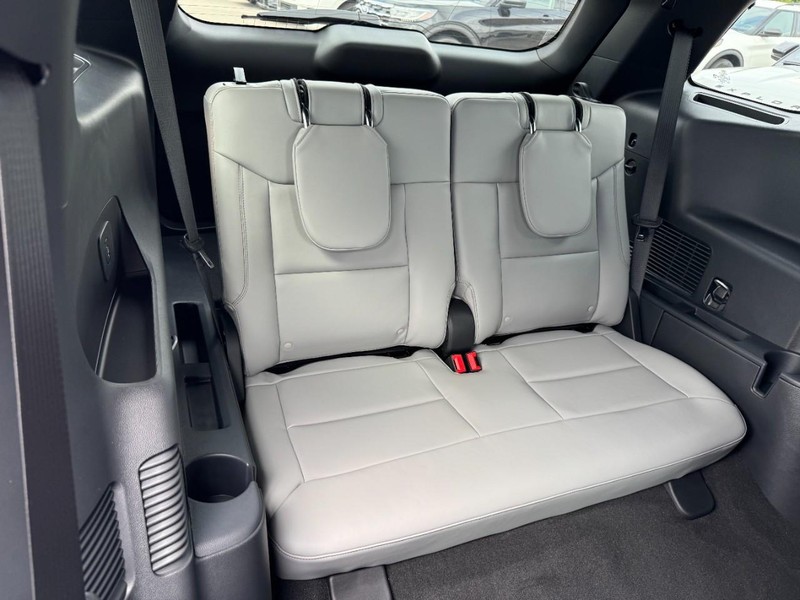 Ford Explorer Vehicle Full-screen Gallery Image 6