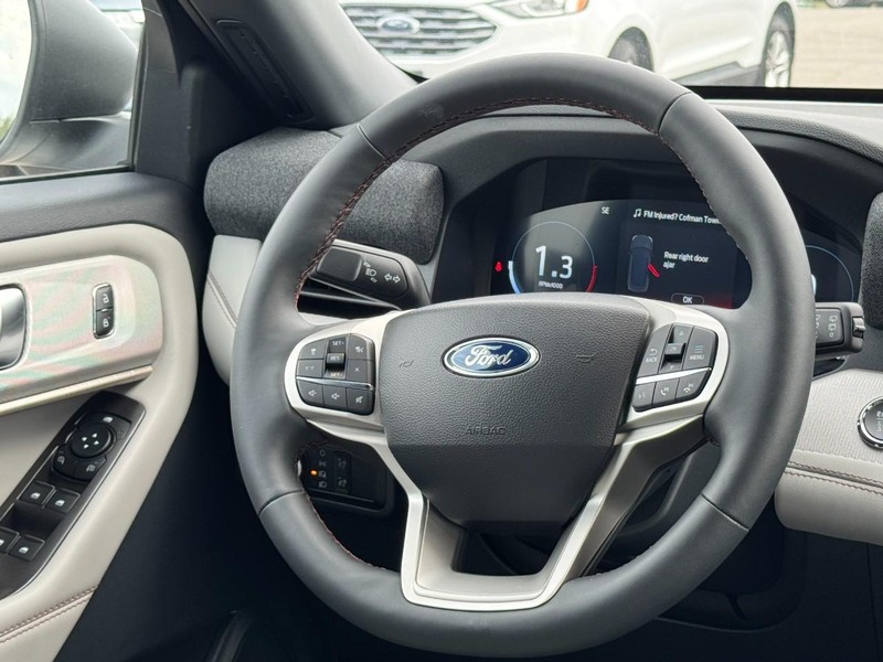 Ford Explorer Vehicle Full-screen Gallery Image 8